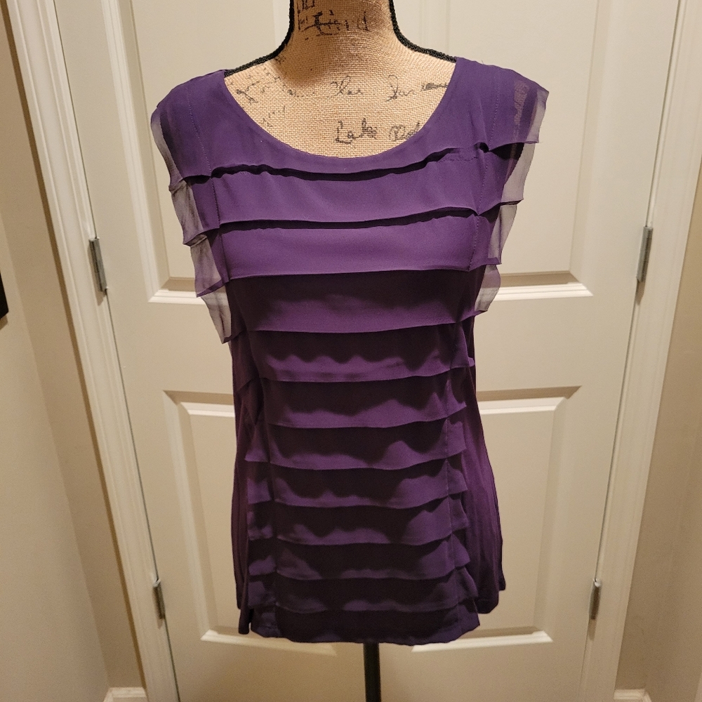 EUC Woman's sweaterset.Shell has unique layers w/ sheer material down the sides